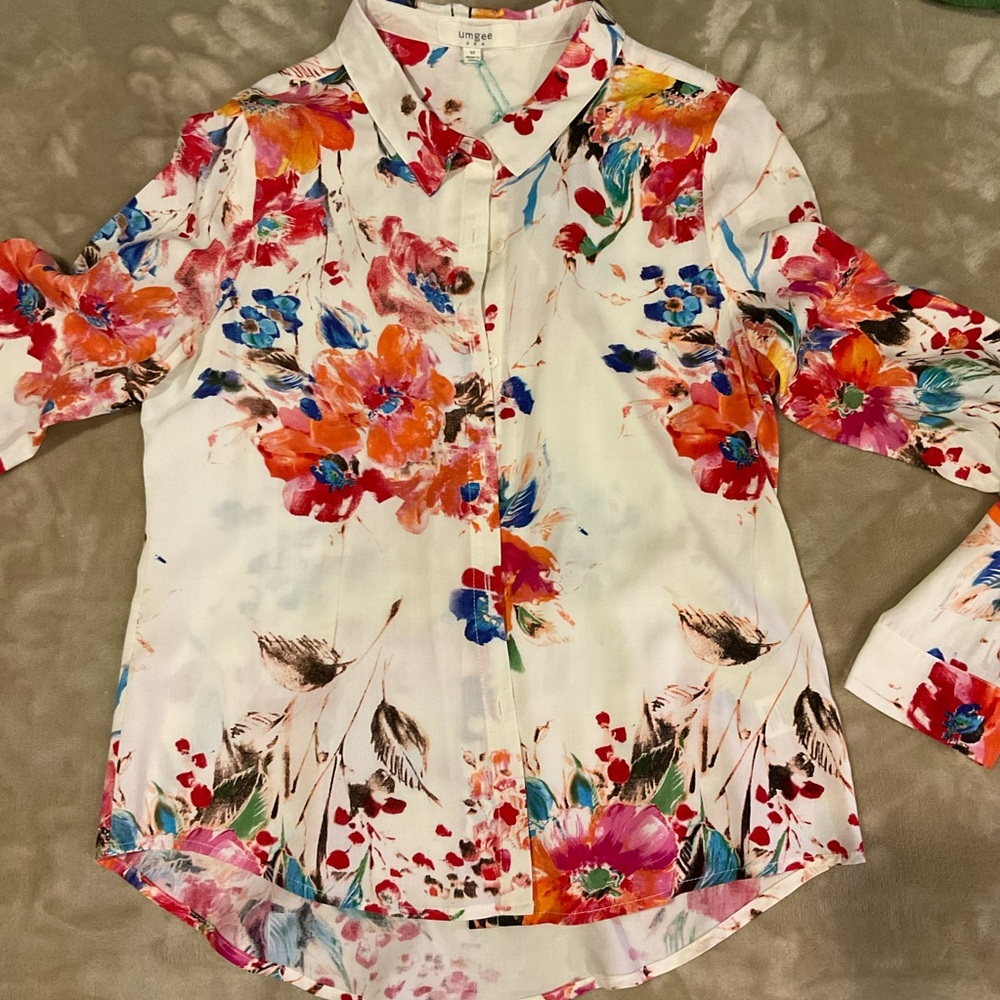 🆕 Umgee button down floral blouse, size Medium